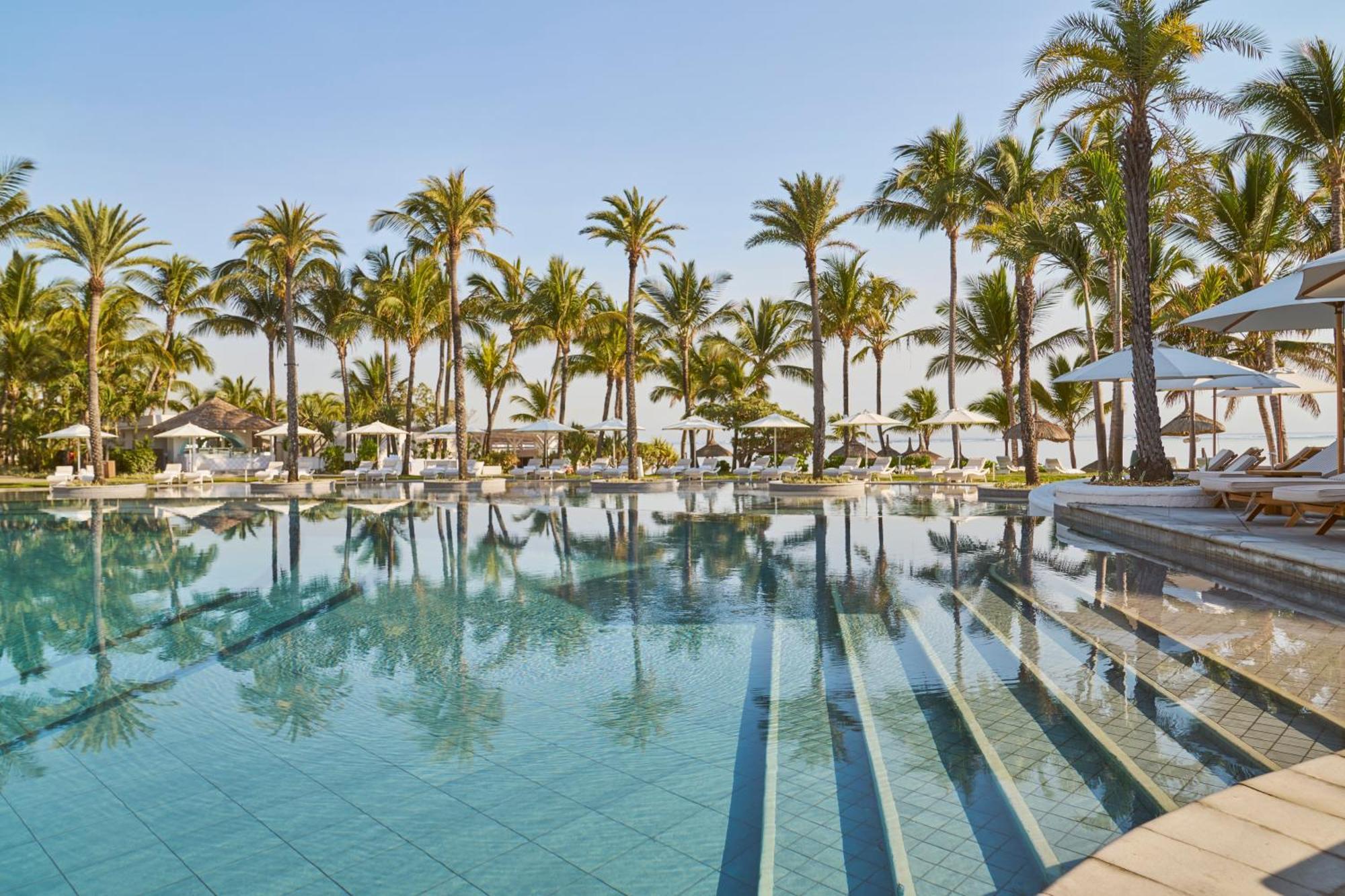 Lux* Belle Mare Resort & Villas Kültér fotó The swimming pool at the resort