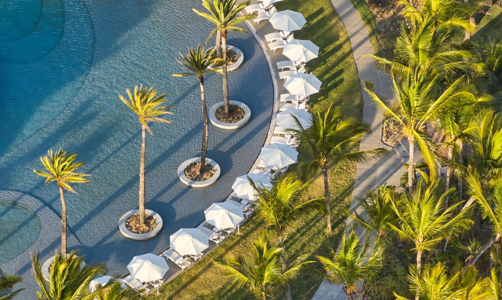 Lux* Belle Mare Resort & Villas Kültér fotó Aerial view of the pool at the hotel